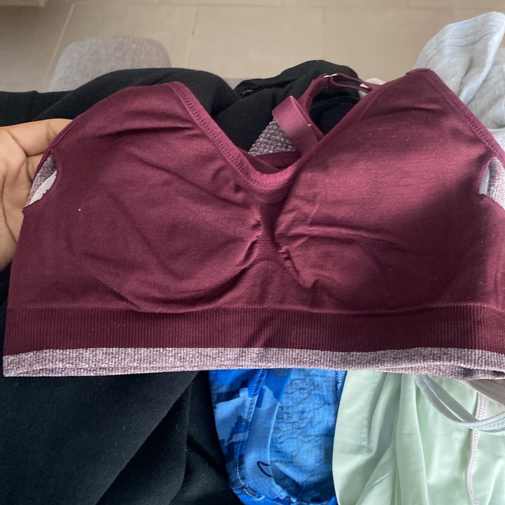 New Balance Woman’s Sports Bra - Picture 6 of 6